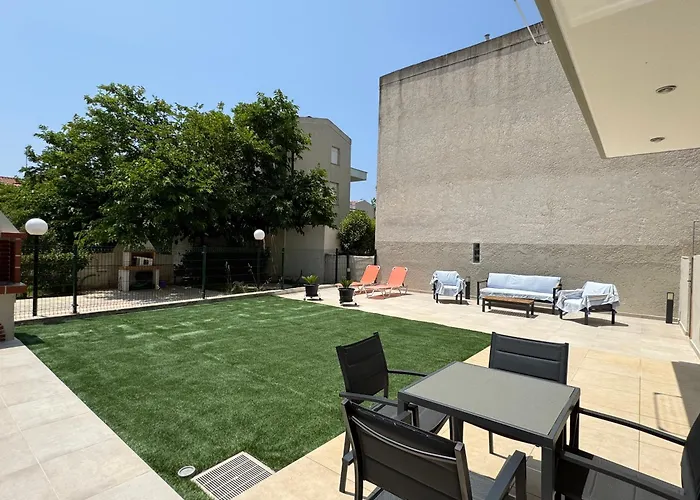 Lili House In 150m From The 니키티